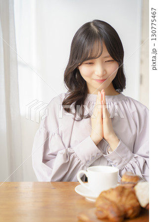 いただきますをして食べようとする若い女性 いただきますをして食べようとする若い女性 130775467