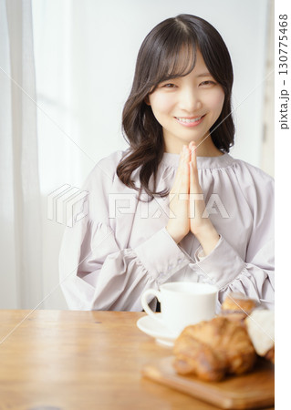 いただきますをして食べようとする若い女性 130775468