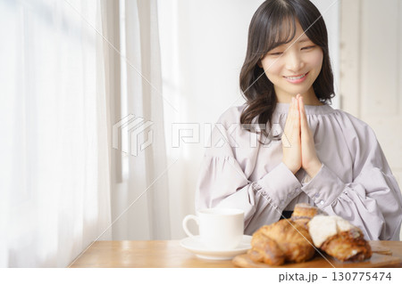 いただきますをして食べようとする若い女性 いただきますをして食べようとする若い女性 130775474