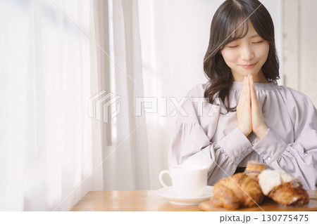 いただきますをして食べようとする若い女性 130775475