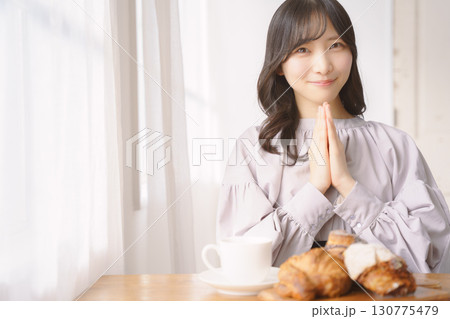 いただきますをして食べようとする若い女性 いただきますをして食べようとする若い女性 130775479