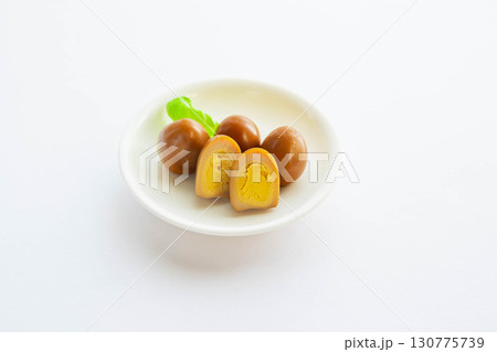 味付け卵の断面 130775739
