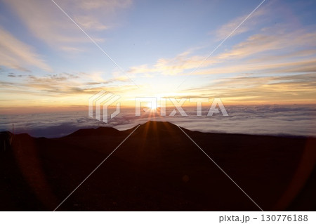 ハワイ島のマウナ・ケアから崇める雲海と朝日の輝き 130776188