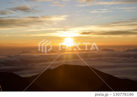 ハワイ島の朝日の力強い輝きの風景 130776190