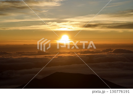 雲海と朝日のオレンジ色の風景 130776191