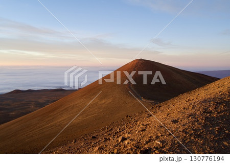 朝日を浴びるハワイ島のマウナ・ケア 朝日を浴びるハワイ島のマウナ・ケア 130776194