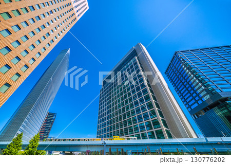 日本の東京都市景観 飛行機雲や汐留のビジネス街、ゆりかもめの電車などを望む=15日 日本の東京都市景観 飛行機雲や汐留のビジネス街、ゆりかもめの電車などを望む=15日 130776202