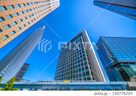 日本の東京都市景観 飛行機雲や汐留のビジネス街、ゆりかもめの電車などを望む＝15日 130776203