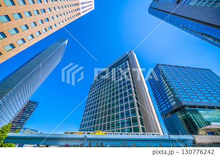 日本の東京都市景観 汐留のビジネス街やゆりかもめの電車、汐留駅（画面右）などを望む＝15日 130776242