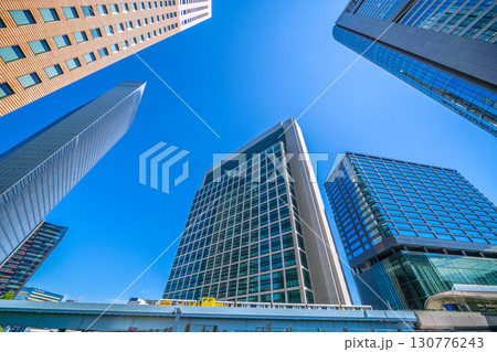 日本の東京都市景観 汐留のビジネス街やゆりかもめの電車、汐留駅(画面右)などを望む=15日 日本の東京都市景観 汐留のビジネス街やゆりかもめの電車、汐留駅(画面右)などを望む=15日 130776243