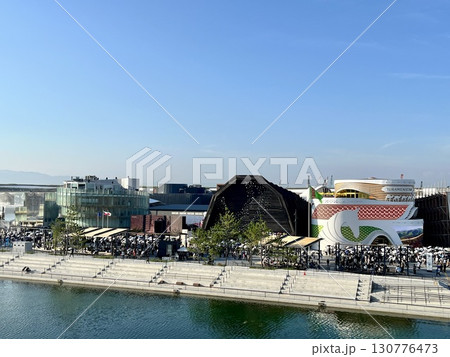 大阪・関西万博2025　大屋根リングから見た海外パビリオンと来場者 130776473