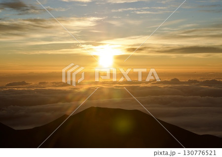 ハワイ島の朝日と雲海の風景 ハワイ島の朝日と雲海の風景 130776521