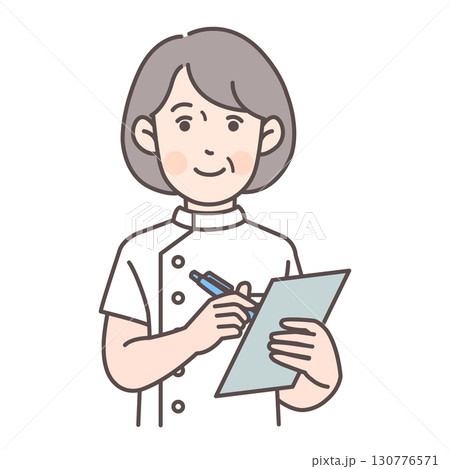 カルテを書くシニア女性看護師 130776571