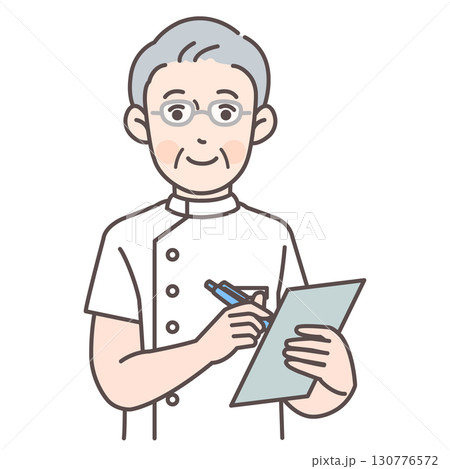 カルテを書くシニア男性看護師 130776572