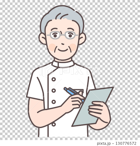 カルテを書くシニア男性看護師 130776572