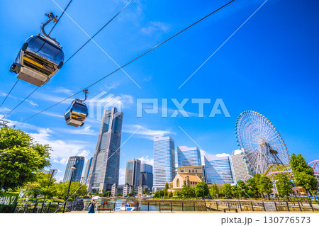 日本の横浜都市景観 …運河パーク駅前・運河パークからロープウェイや横浜ランドマークタワーなどを望む 130776573