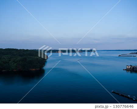 賢島クルーズから眺める英虞湾の海と青空の風景 130776646