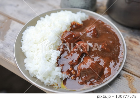 アウトドアで食べるカレーライス 130777378