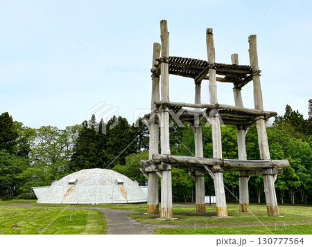 大型掘立柱建物 斜め正面 青森県青森市 雨天 三内丸山遺跡 大型掘立柱建物 斜め正面 青森県青森市 雨天 三内丸山遺跡 130777564