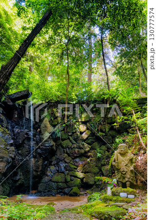 【奈良県奈良市／海瀧山王龍寺】参道の静寂に佇む滝と不動尊 130777574