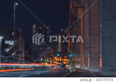 夜の都市道路と光の軌跡, 夜の都市道路と光の軌跡, 130777578