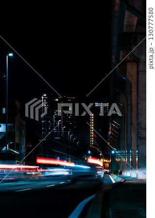 夜の都市道路と光の軌跡, 130777580