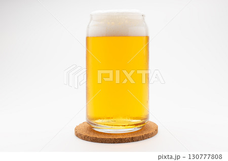 缶ビール型のグラスで缶ビールの中のイメージ 130777808