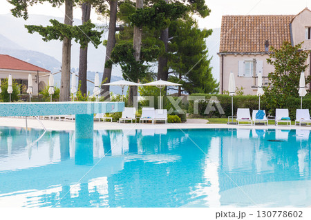 リゾートホテルのプール 130778602