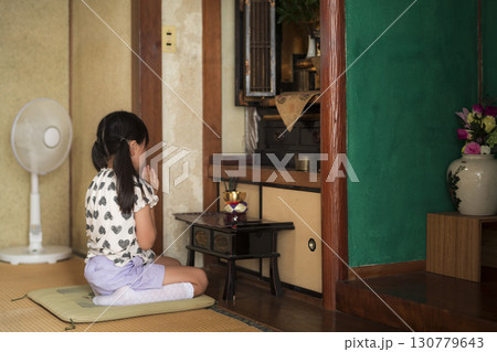 田舎の家でお盆に仏壇に向かってお参りする子供 130779643