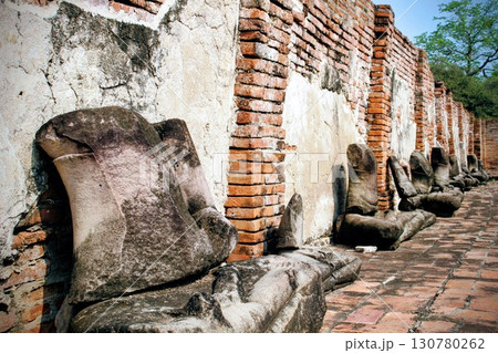 アユタヤ遺跡の首のない仏像 130780262