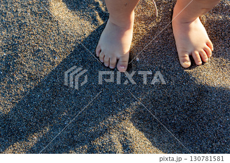 砂浜に立つ幼児の可愛い足 砂浜に立つ幼児の可愛い足 130781581