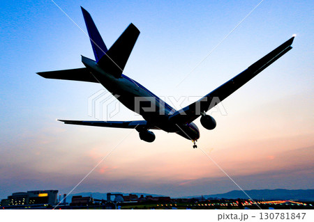 夕暮れの空港に着陸する飛行機のシルエット_大サイズ 夕暮れの空港に着陸する飛行機のシルエット_大サイズ 130781847