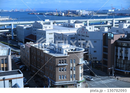 神戸税関の新館屋上から眺めた、神戸港の風景（新港貿易会館と、三井倉庫） 130782093