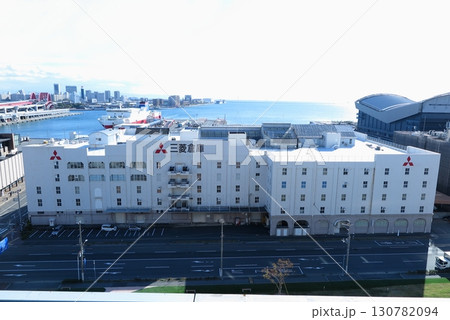 神戸税関の新館屋上から眺めた、神戸港の風景（1925年竣工の三菱倉庫新港1号倉庫） 130782094