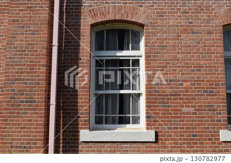 白い窓枠 赤レンガ壁 白い窓枠 赤レンガ壁 130782977