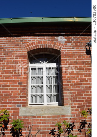 白い窓枠 赤レンガ壁 白い窓枠 赤レンガ壁 130782980
