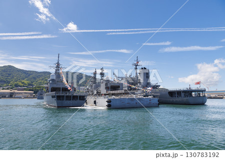 呉湾、満艦飾の自衛艦 130783192