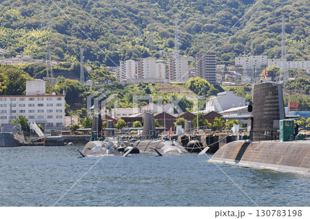 呉湾、潜水艦と自衛艦 130783198