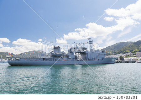 呉湾、満艦飾の自衛艦 130783201
