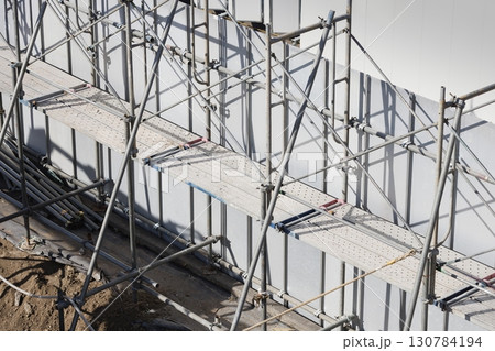 建築中、仮囲いの内側 130784194