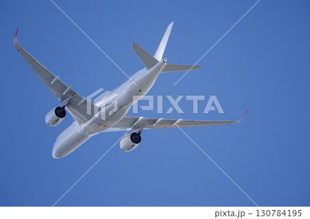 青空を背景に上昇する飛行機 青空を背景に上昇する飛行機 130784195