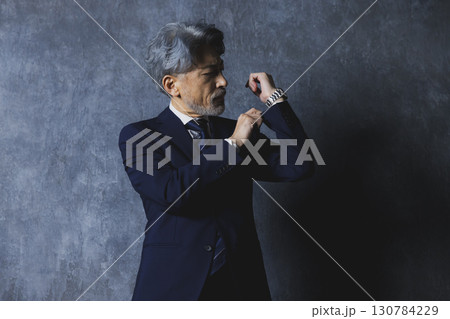 グレイヘアのビジネスマン　　 130784229