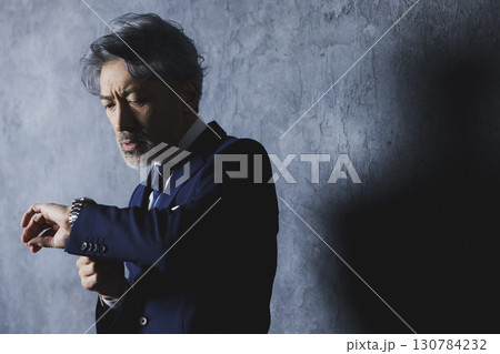 グレイヘアのビジネスマン　　 130784232