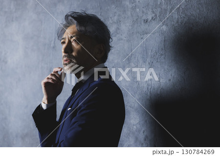 グレイヘアのビジネスマン　　 130784269