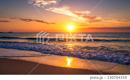 海に沈む夕日・夕焼けに照らされる海岸線 130784359