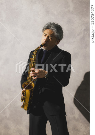 サックスを吹く男性 130784377