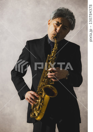 サックスを吹く男性 130784378