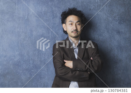 スーツを着た笑顔の男性 130784381