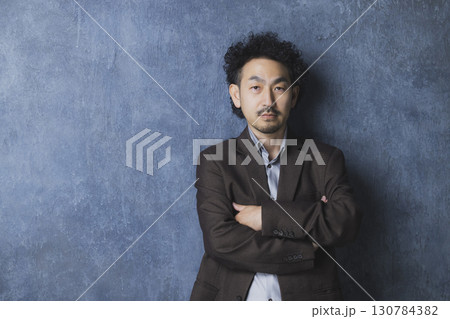 スーツを着た笑顔の男性 スーツを着た笑顔の男性 130784382