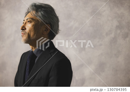 指揮者の中高年男性 指揮者の中高年男性 130784395